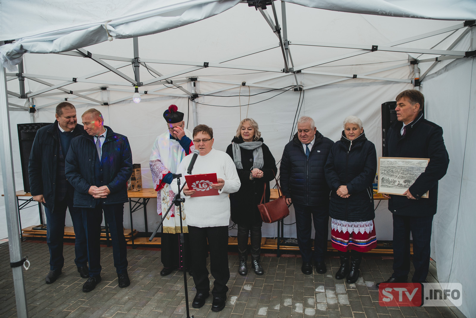 Wspólne zdjęcie mieszkańców sołectwa Tominy z władzami gminy Ożarów 